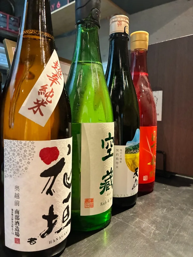 初登場日本酒２本　　　Two New Sakes Debut at Maizuru Kitchen　　　　Looking for the Best Restaurants in Fukuoka? Discover Authentic, Additive-Free Omakase at MAIZURU KITCHEN　　　　福岡で最高のレストランをお探しですか？「MAIZURU KITCHEN」で、本物の無添加「おまかせ」料理をご堪能ください