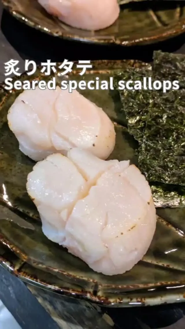 ✨特別なホタテで炙り刺し／Seared Premium Sc...